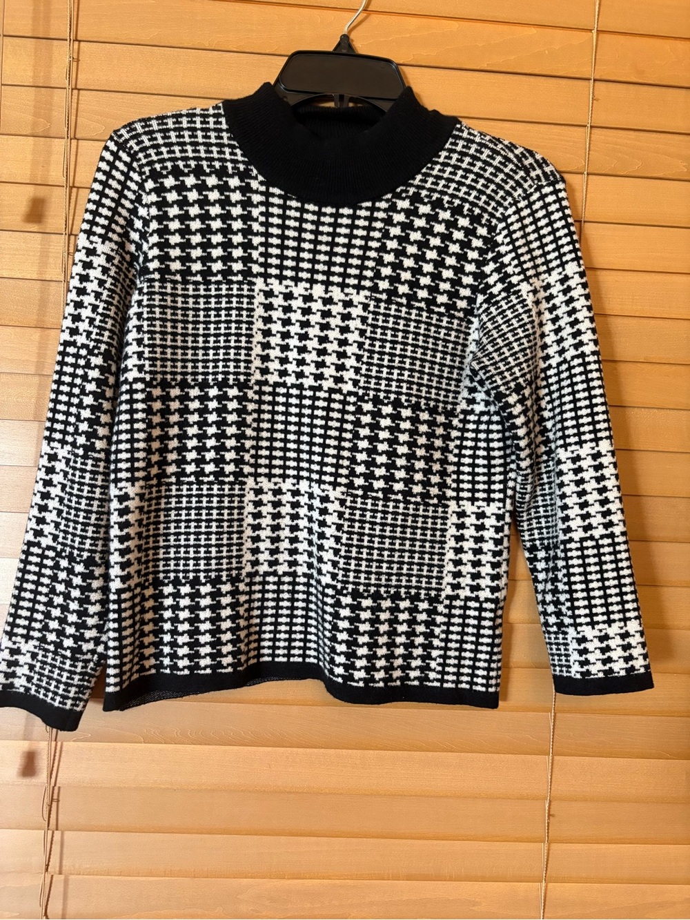Joseph A Like New Black & White Houndstooth Turtleneck Sweater. Size Medium
